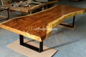 Meja Makan Trembesi Kaki Besi Utuh Dan Tebal