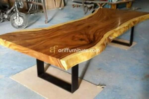 Meja Makan Trembesi Kaki Besi Utuh Dan Tebal
