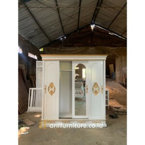 Lemari Pakaian Mewah 4 Pintu Ukir Klasik