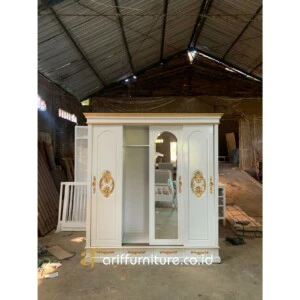 Lemari Pakaian Mewah 4 Pintu Ukir Klasik