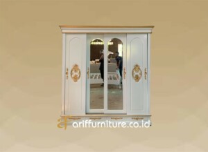 Lemari Pakaian Mewah 4 Pintu Ukir Klasik