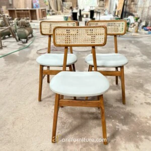 Kursi Cafe Kayu Jati Sandaran Rotan Minimalis